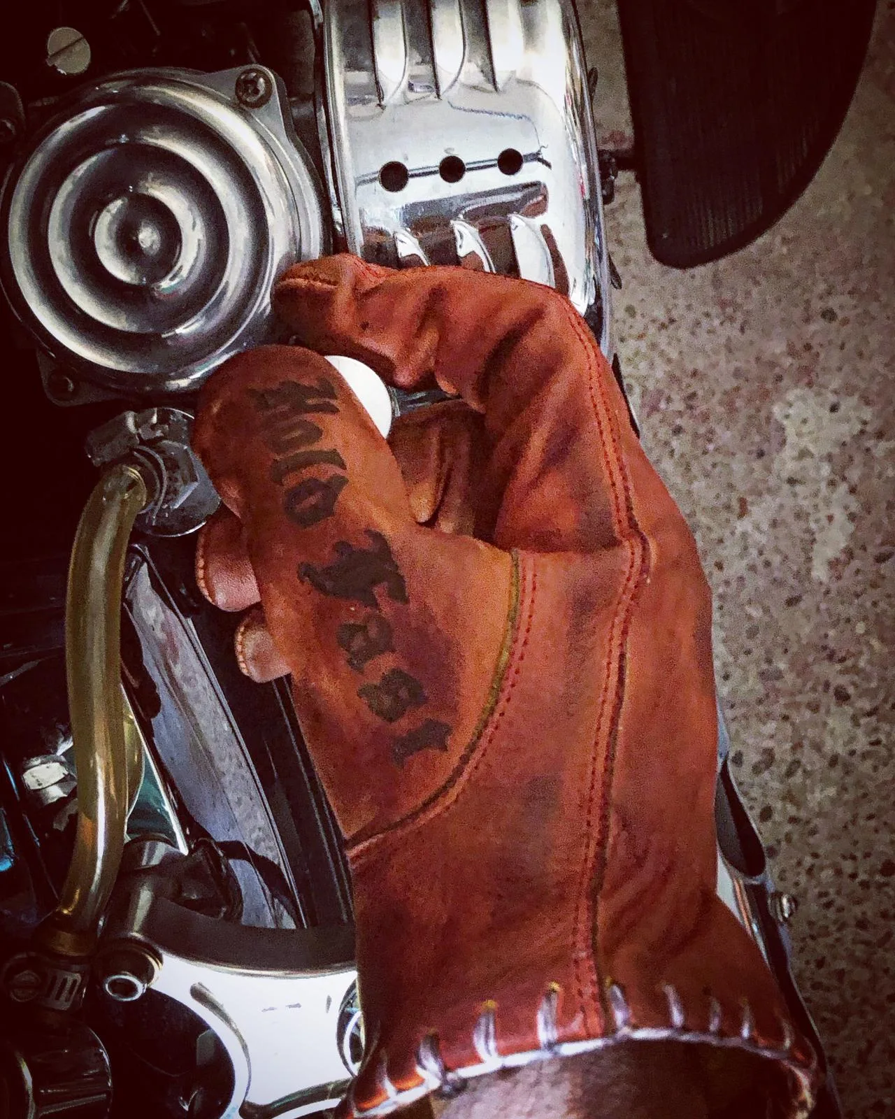 Gants moto-cuir-bobbers-vintage-old school-holdfast-rouges-France-harley davidson-dessus