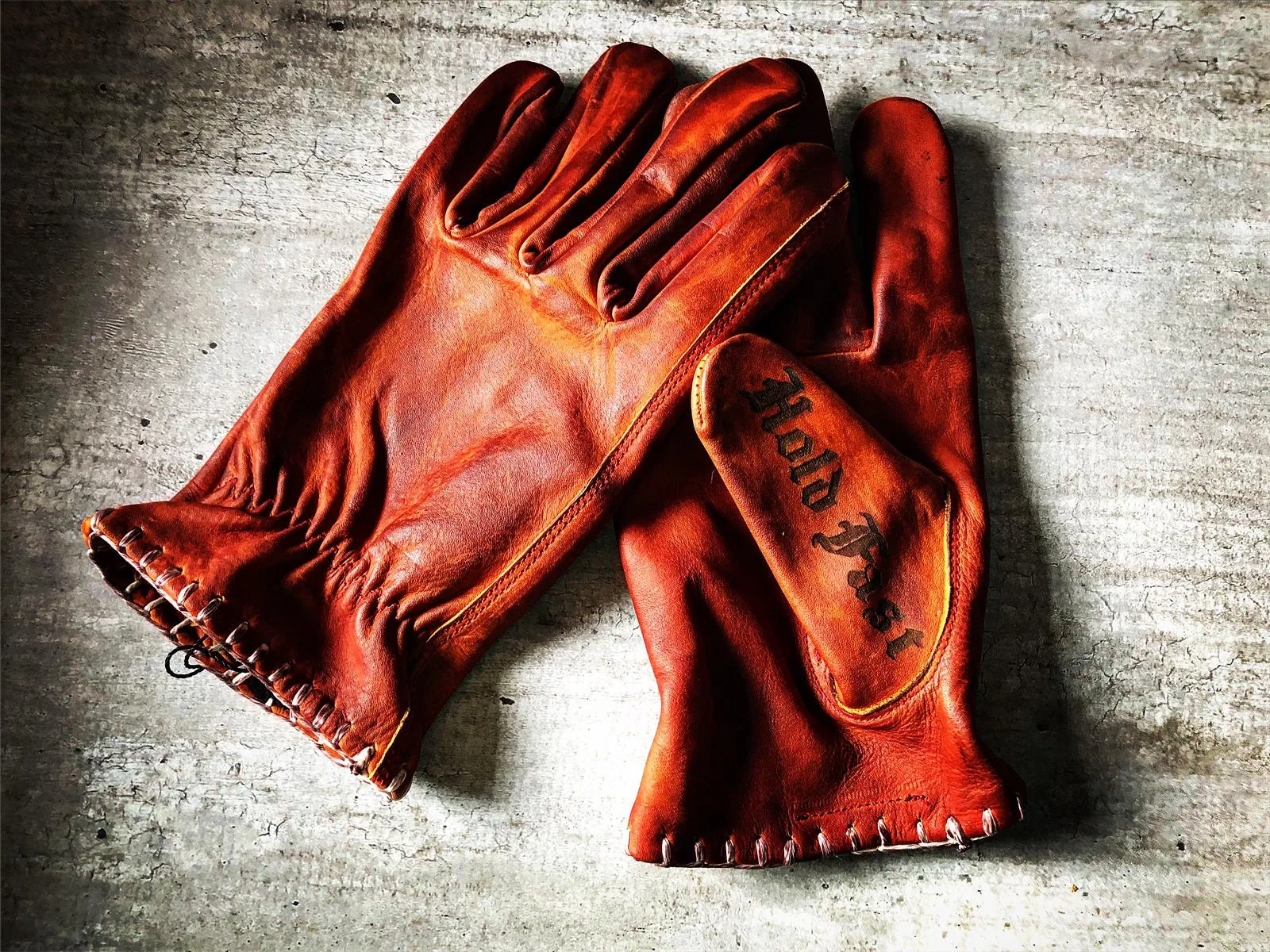 Gants moto-cuir-bobbers-vintage-old school-holdfast-rouges-France-harley davidson