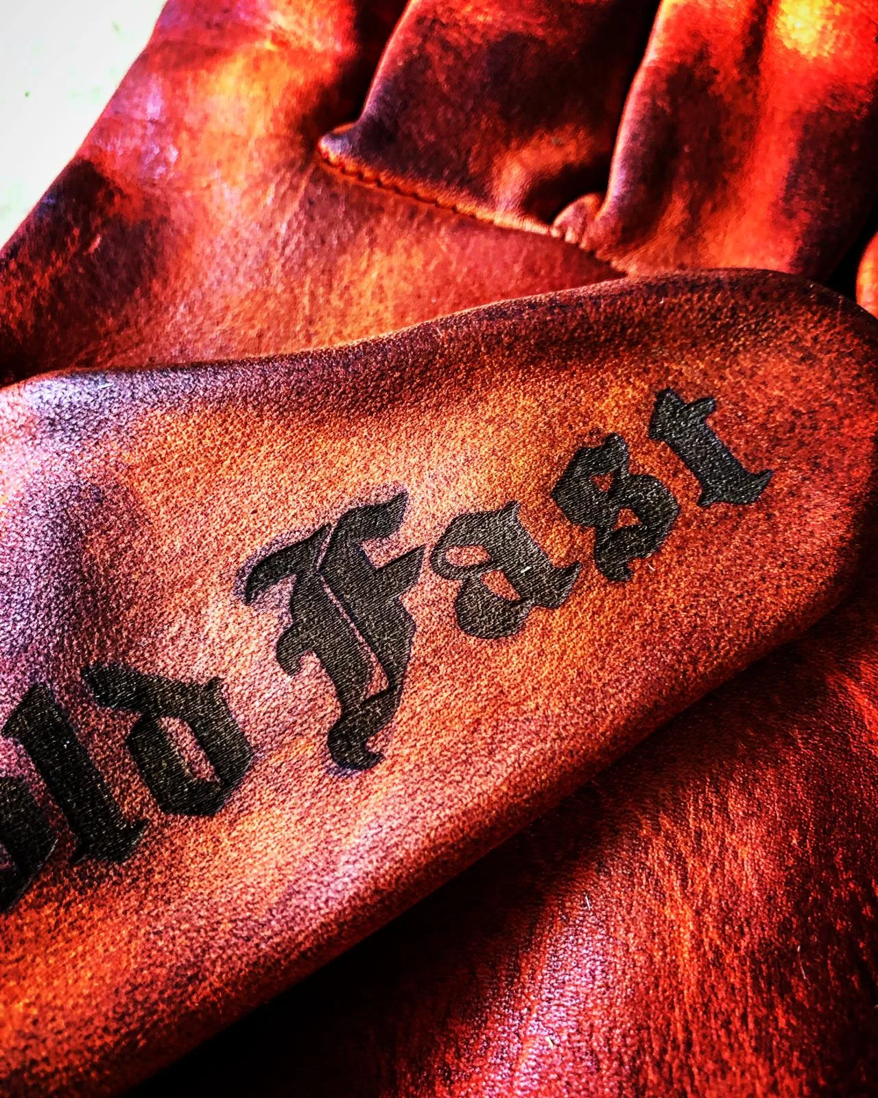 Gants moto-cuir-bobbers-vintage-old school-holdfast-rouges-France-harley davidson-detail