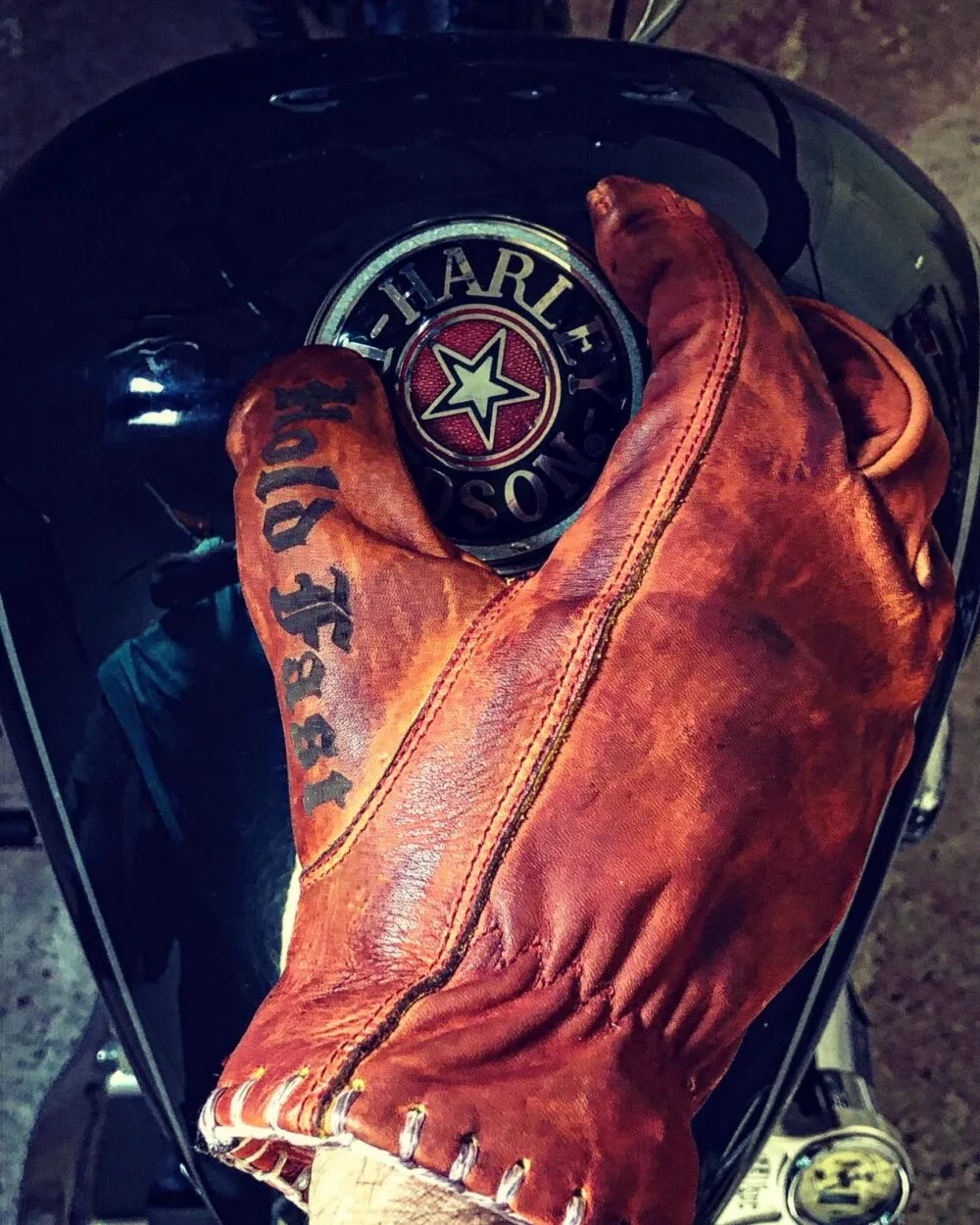 Gants cuir moto vintage rouge 1936 HOLD FAST BOARDTRACK - porte - Holdfast