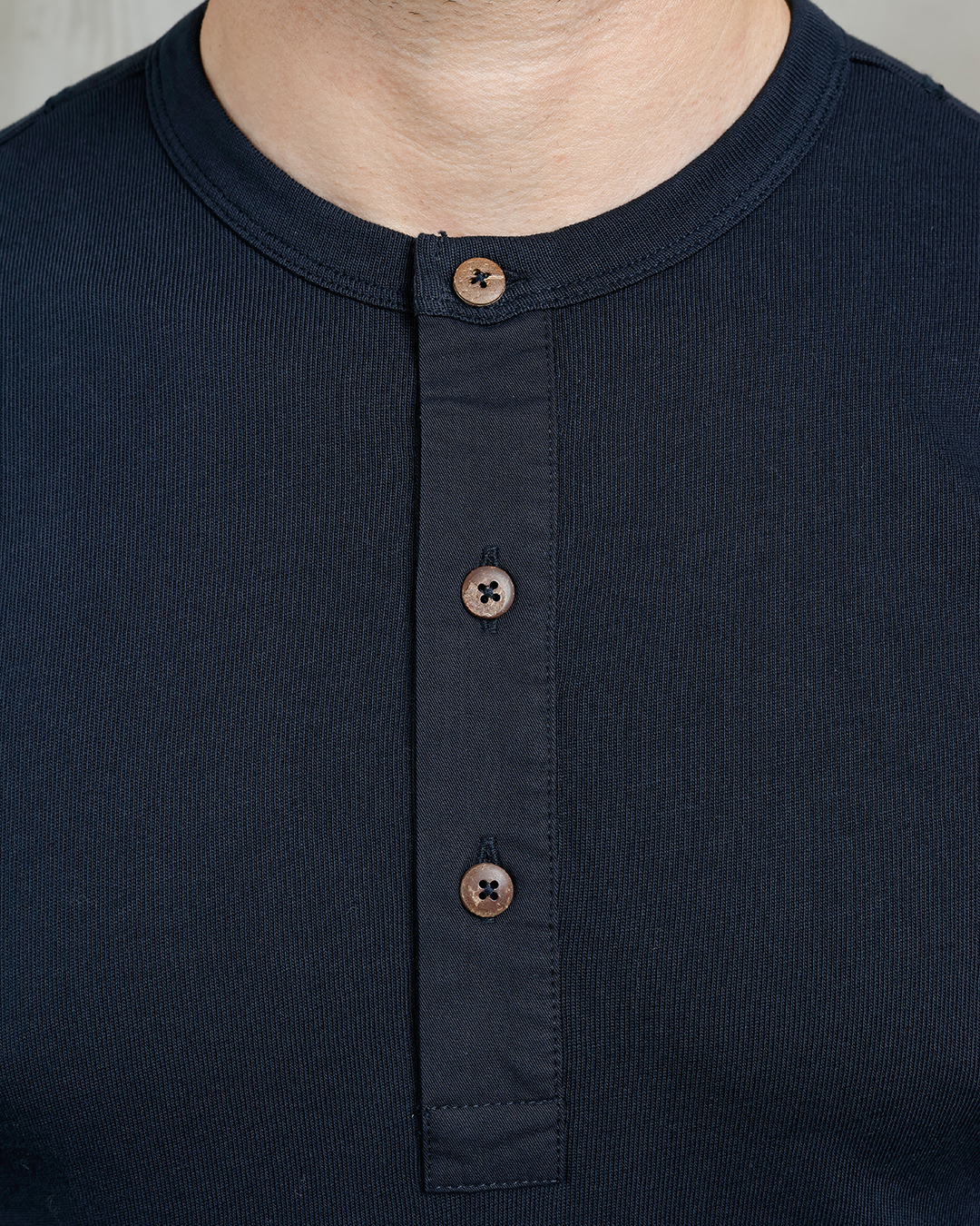 Pike Brothers 1927 Henley Shirt Long Sleeve Mojave Blue - detail col et boutonnage - vintage workwear Holdfast