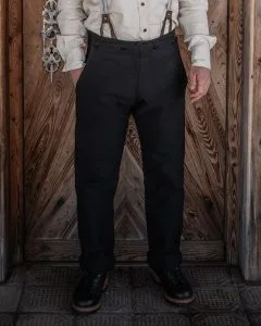 Pantaloni da meccanico del 1935 in pelle di elefante nera, modello Pike Brothers, vista frontale.