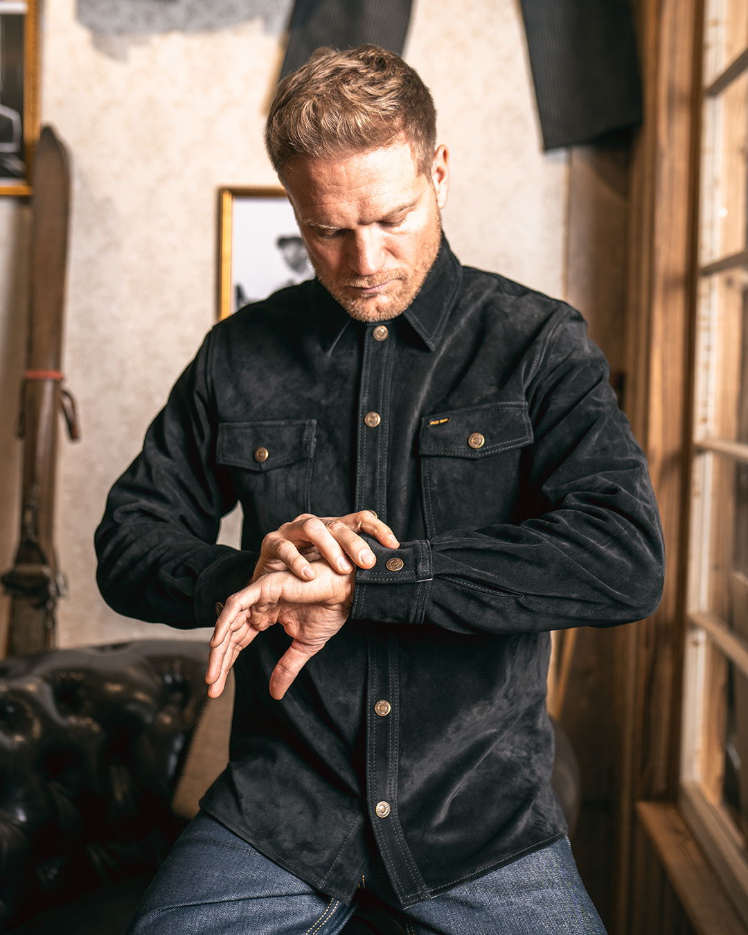 Pike Brothers 1943 CPO Shirt Mulholland Black cuir - vue portee dos