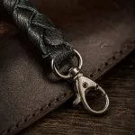 Catena per portafoglio in pelle intrecciata nera, 50 cm x 1,5 cm, vista dall'alto - Accessorio Holdfast per motociclisti