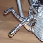 Pedali personalizzati Kustomtech per moto Harley 2000 con comandi in alluminio vintage e ottone lucidato (vista 2, Marsiglia)