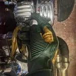Hold Fast 1971 Le Mans Motorradhandschuh, patiniertes Grün, wird am Lenker getragen, mit kontrastierender Handfläche und gefaltetem Handgelenk.