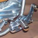 kustomtech-pedale-levier-moto-custom-harley-commandes-avancees-vintage-aluminium-et-laiton-poli-harley-1986-1999-vue-4-mar