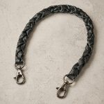 Cinturino Holdfast in pelle intrecciata nera per portafoglio da motociclista, da indossare sopra giacca e guanti in pelle.