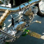 kustomtech-pedale-levier-moto-custom-harley-repose-pieds-forges-zigrines-en-laiton-satine-paire-vue-3-marseille-holdfast