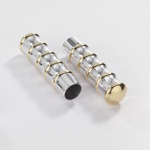 Puños Kustomtech Harley de 1 pulgada estilo vintage para motocicleta, de lujo, en aluminio negro y latón pulido con cable externo (vista principal).
