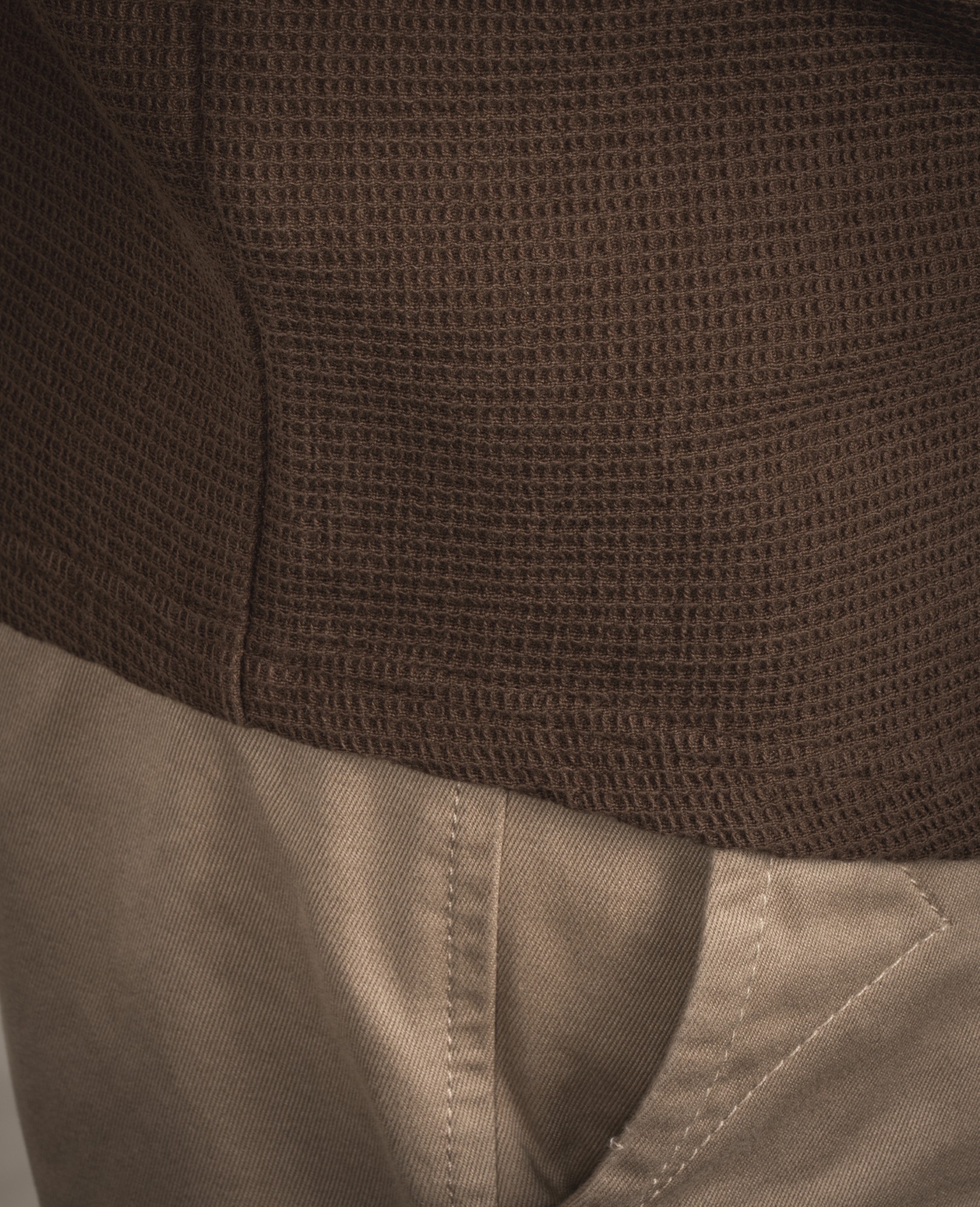 Homme portant le polo Pike Brothers 1963 Royal Brown avec jean denim