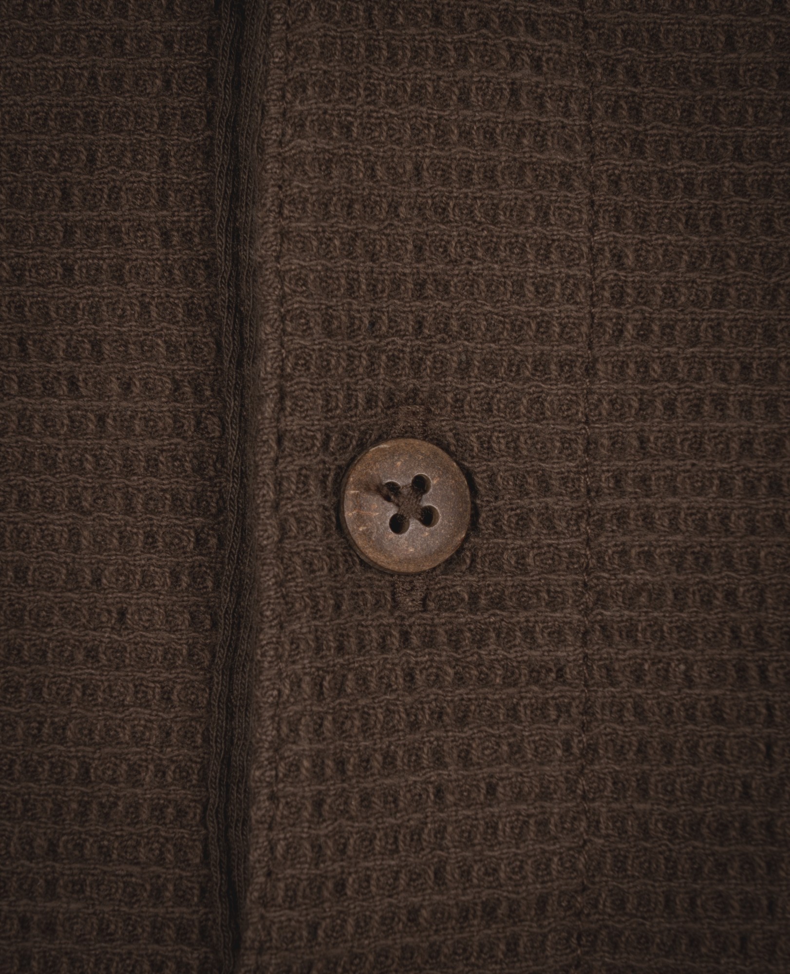 Lifestyle polo Pike Brothers 1963 Royal Brown porte en contexte biker