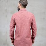 Camicia da uomo rossa in chambray stile US Navy, vista frontale.