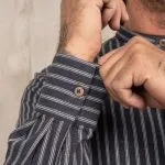 Blauw Pike Brothers-shirt, details van de stof en afwerking.