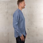 Herenhemd van blauw chambray met mandarijnkraag, vooraanzicht
