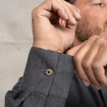 Grijs Pike Brothers overhemd, details van de stof en afwerking.