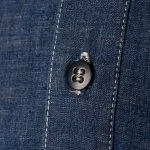 Camisa vaquera índigo para hombre en denim vintage, vista frontal.