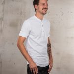 Chemise Henley Manches Courtes blanc homme en coton vintage, vue de face