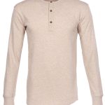 Vintage heren Henley-shirt met lange mouwen in havermoutkleur, gemaakt van katoen, vooraanzicht.