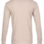 Details over de stof en afwerking van het havermoutkleurige overhemd van Pike Brothers