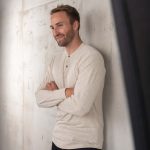 Vintage heren Henley-shirt met lange mouwen van ecru katoen, vooraanzicht.