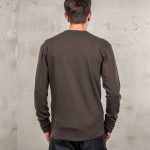 Details over de koffiekleurige blouse van Pike Brothers, inclusief stof en afwerking.