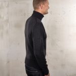 Pike Brothers anthracite turtleneck sweater, detail of the knit and collar