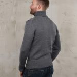 Maglione a collo alto da uomo vintage in lana grigia, vista frontale