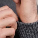 Maglione a collo alto grigio di Pike Brothers, dettaglio della lavorazione a maglia e del colletto