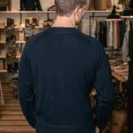 Herensweater van vintage wol in marineblauwe militaire stijl, vooraanzicht