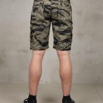 Pantalones cortos militares vintage para hombre con estampado de camuflaje selvático y rayas de tigre, confeccionados en algodón ripstop, vista frontal.