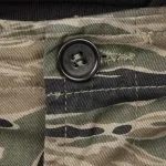 Pantalones cortos de camuflaje con estampado de rayas de tigre de Pike Brothers, detalle de bolsillos y tela.