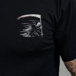 T-shirt nera Pike Brothers, dettaglio del tessuto e delle finiture