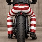 Bagnard „Cayenne“ Motorradhose aus rotem und weißem Leder – Hold Fast – Ansicht 4