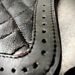 Cuir grainé bovin, matelassage losange et perforations du portefeuille biker Hold Fast