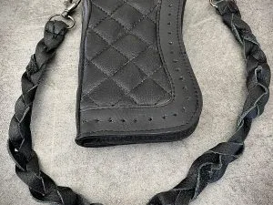 Portefeuille cuir chaîne matelassé noir Black Sabbath Hold Fast avec sa lanière tressée de 50 cm