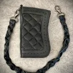 Portefeuille cuir matelassé losange noir Hold Fast vu de face avec sa lanière tressée