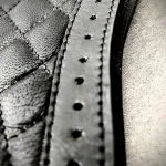 Macro des surpiûres et perforations du portefeuille cuir matelassé Hold Fast