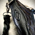 Œillet renforcé et mousqueton de la lanière cuir 50 cm du portefeuille Hold Fast