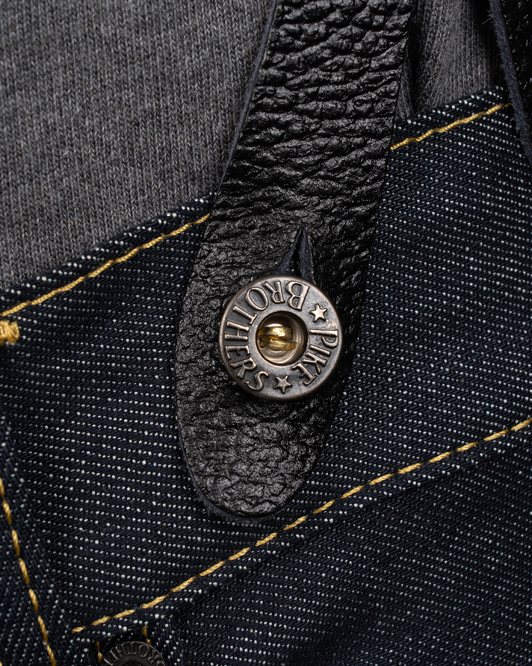 Bretelles Pike Brothers bleues portées avec un pantalon workwear