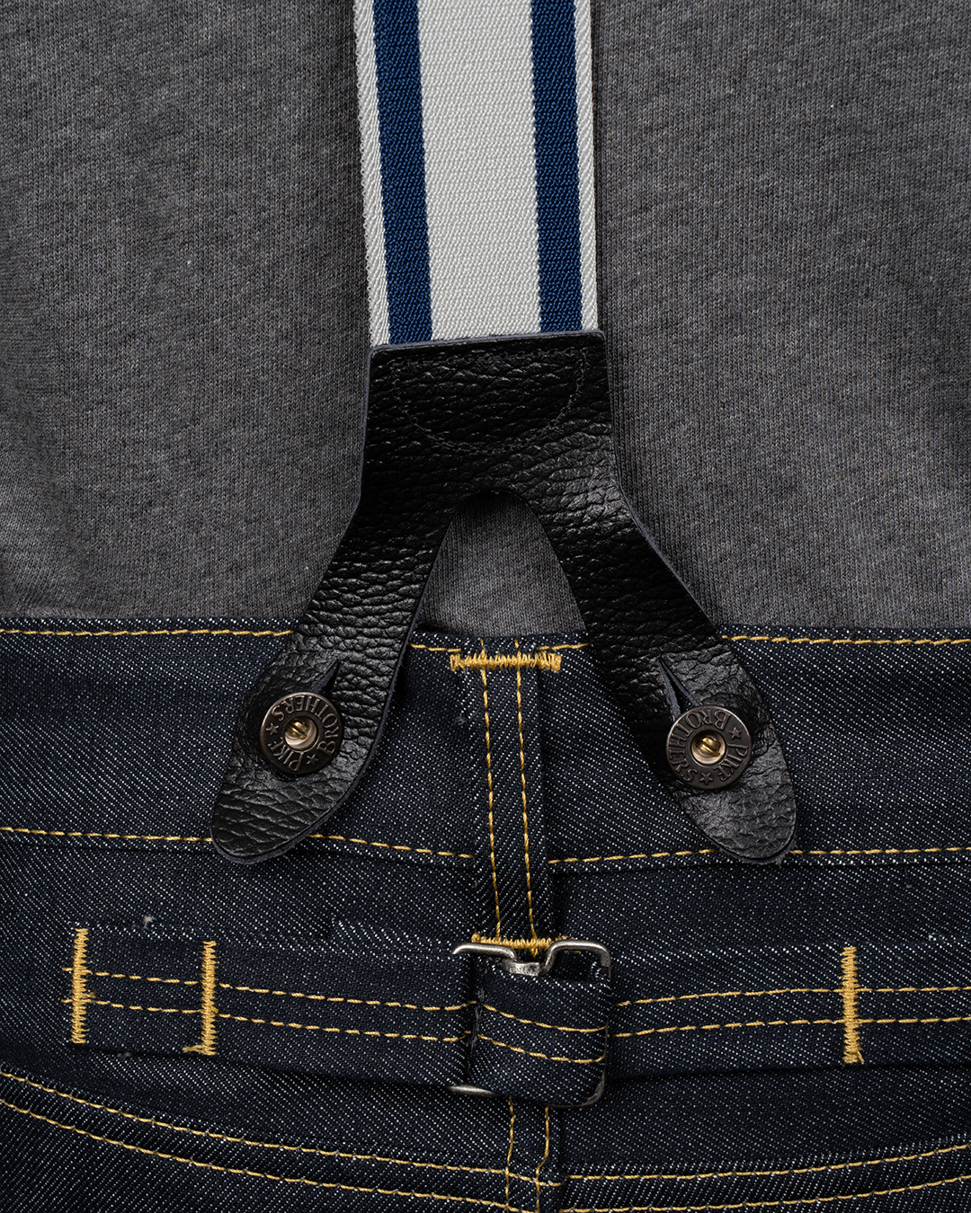 Bretelles Pike Brothers bleues - pattes cuir noir boutonnées sur jean