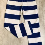 Pantalon rayé bleu et blanc vu de face avec une jambe repliée