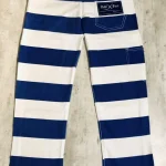 Pantalon denim bleu et blanc posé de dos, poche latérale et martingale visibles