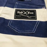Étiquette Hold Fast et surpiqûres de la poche arrière du pantalon bleu rayé
