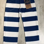 Pantalon Folsom Prison bleu posé à plat, rayures horizontales et poches frontales