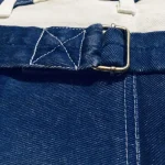 Boucle de serrage de la martingale arrière sur le pantalon bagnard bleu