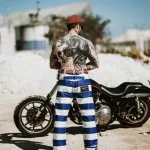 Pantalon Hold Fast rayé bleu et blanc porté de dos, silhouette workwear