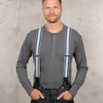 Bretelles Pike Brothers 1937 Heavy Duty Blue de 45 mm portées de face, bandes bleues et attaches en cuir noir