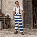 Même biker en trois quarts dans une cour, pantalon bagnard bleu et blanc avec étiquette Hold Fast au revers