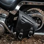 Sacoche Master Leather Deluxe montée côté droit sur Harley-Davidson Softail